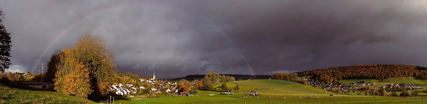 Dorf mit Regenbogen