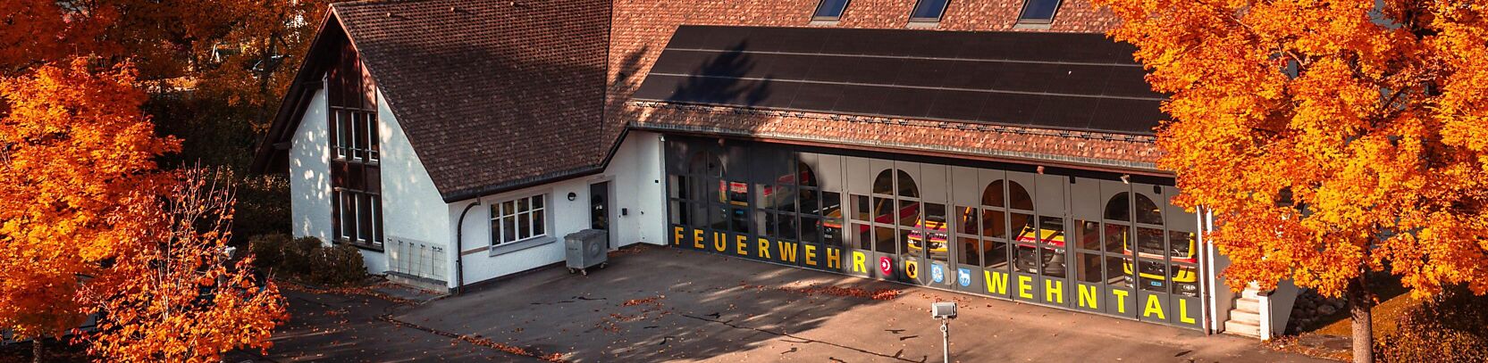 Feuerwehrgebäude Herbst